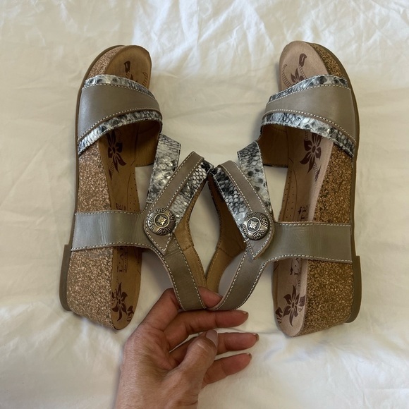 L’Artiste Leather Wedge Sandals Size 40 (US 9) | Comfort Gray Meera - Picture 9 of 9